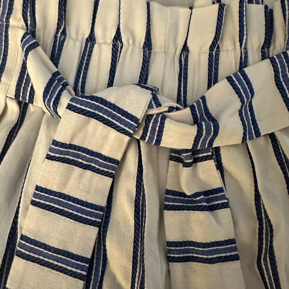 NWT BCBGeneration Women’s Beige Blue Gardenia Day Shorts (10) - Picture 3 of 4